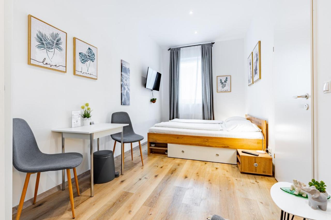 Budget Rooms West With Shared Kitchen Wien Exteriör bild