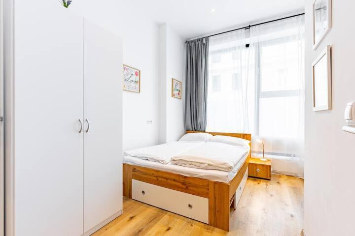 Budget Rooms West With Shared Kitchen Wien Exteriör bild