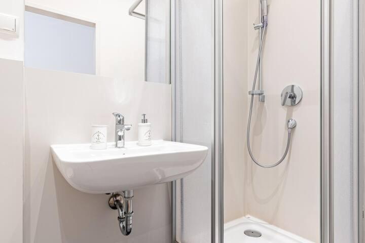 Budget Rooms West With Shared Kitchen Wien Exteriör bild
