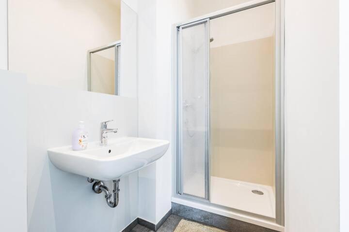 Budget Rooms West With Shared Kitchen Wien Exteriör bild