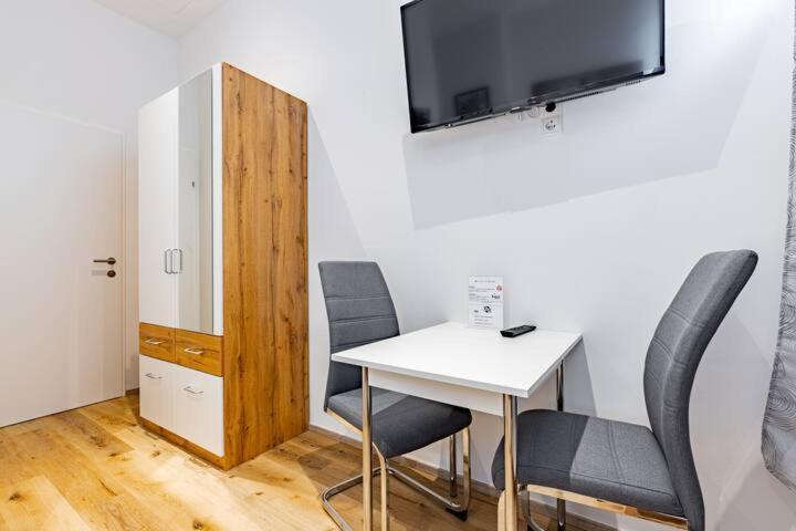 Budget Rooms West With Shared Kitchen Wien Exteriör bild