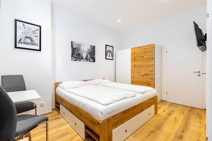 Budget Rooms West With Shared Kitchen Wien Exteriör bild